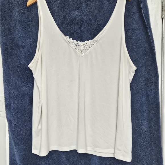 Sleeveless blouse - Picture 2 of 3